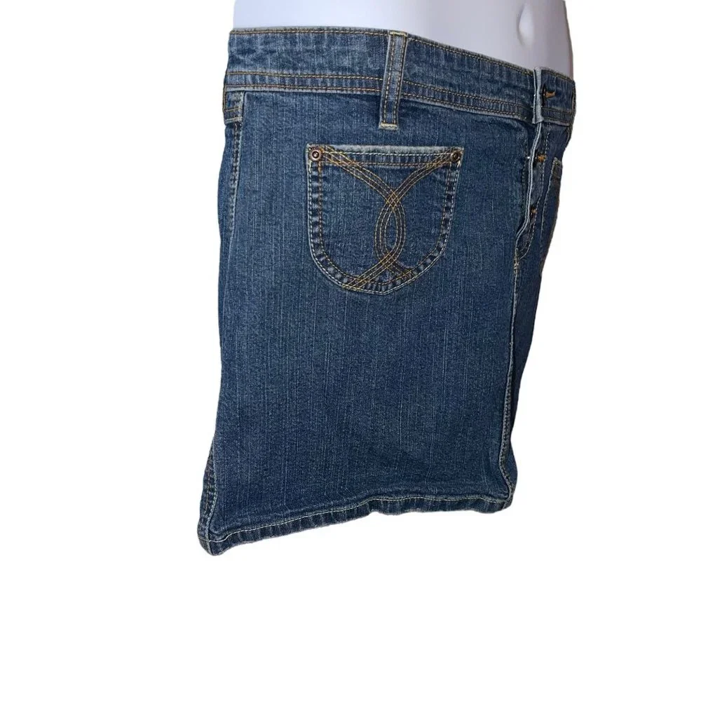 Old Navy features 	•